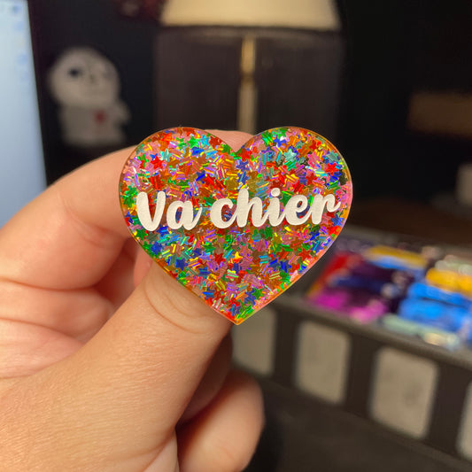 Broche "Va chier" en acrylique semi transparente avec des étoiles multicolores