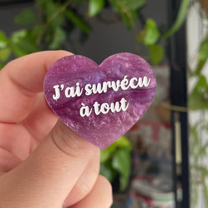 Broche "J'ai survécu à tout" en acrylique marbrée violette à paillettes