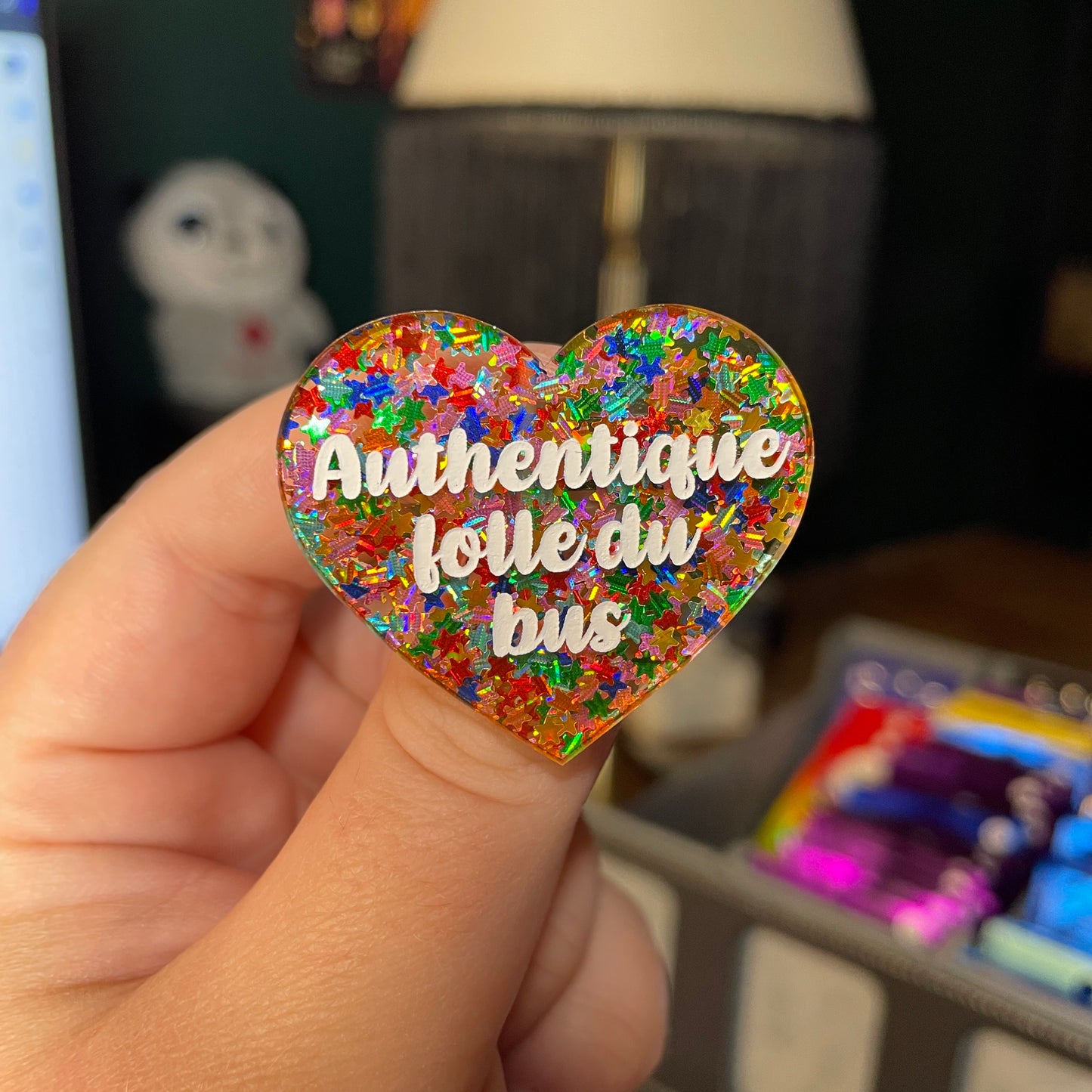 Broche "Authentique folle du bus" en acrylique semi transparente avec des étoiles multicolores