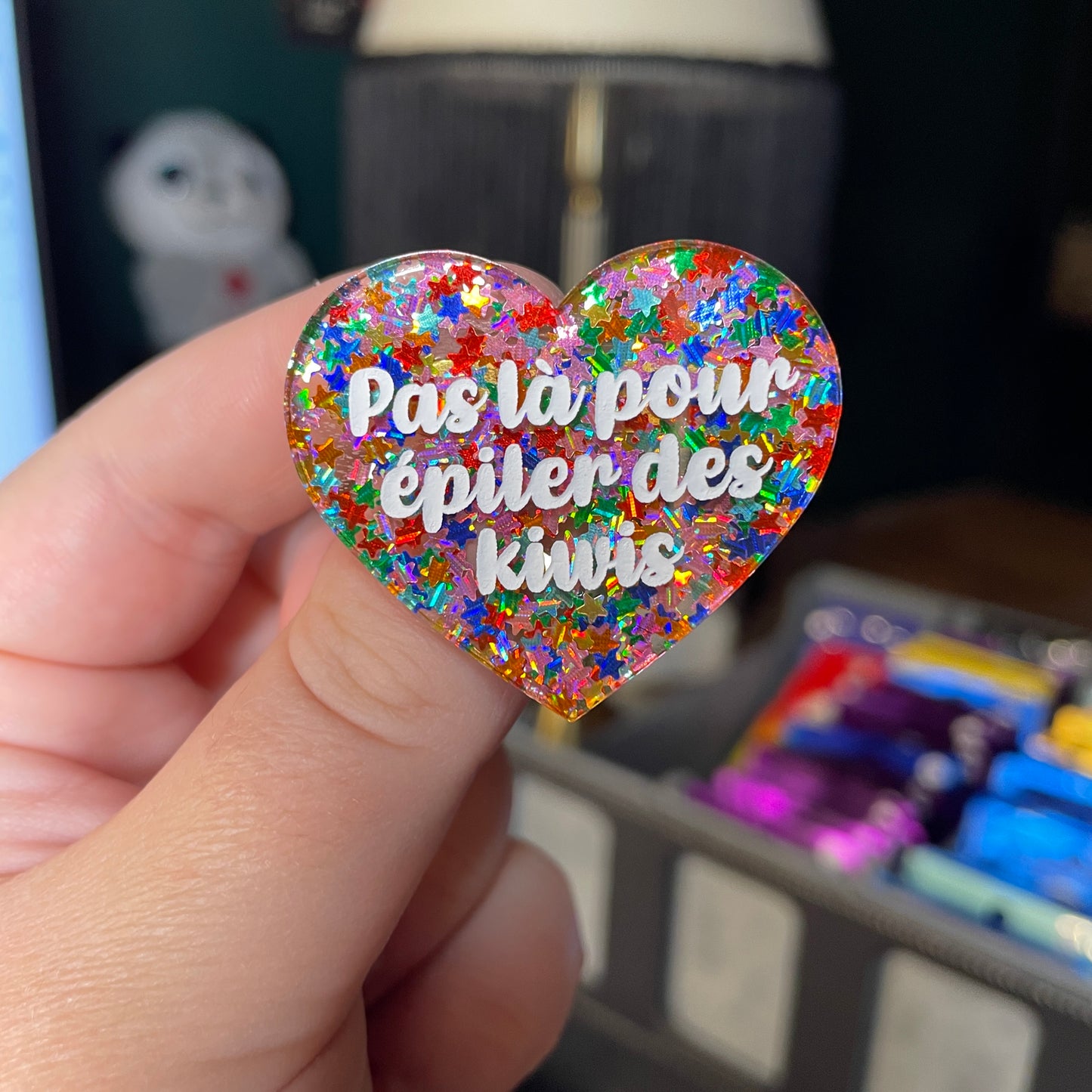 Broche "Pas là pour épiler des kiwis" en acrylique semi transparente avec des étoiles multicolores