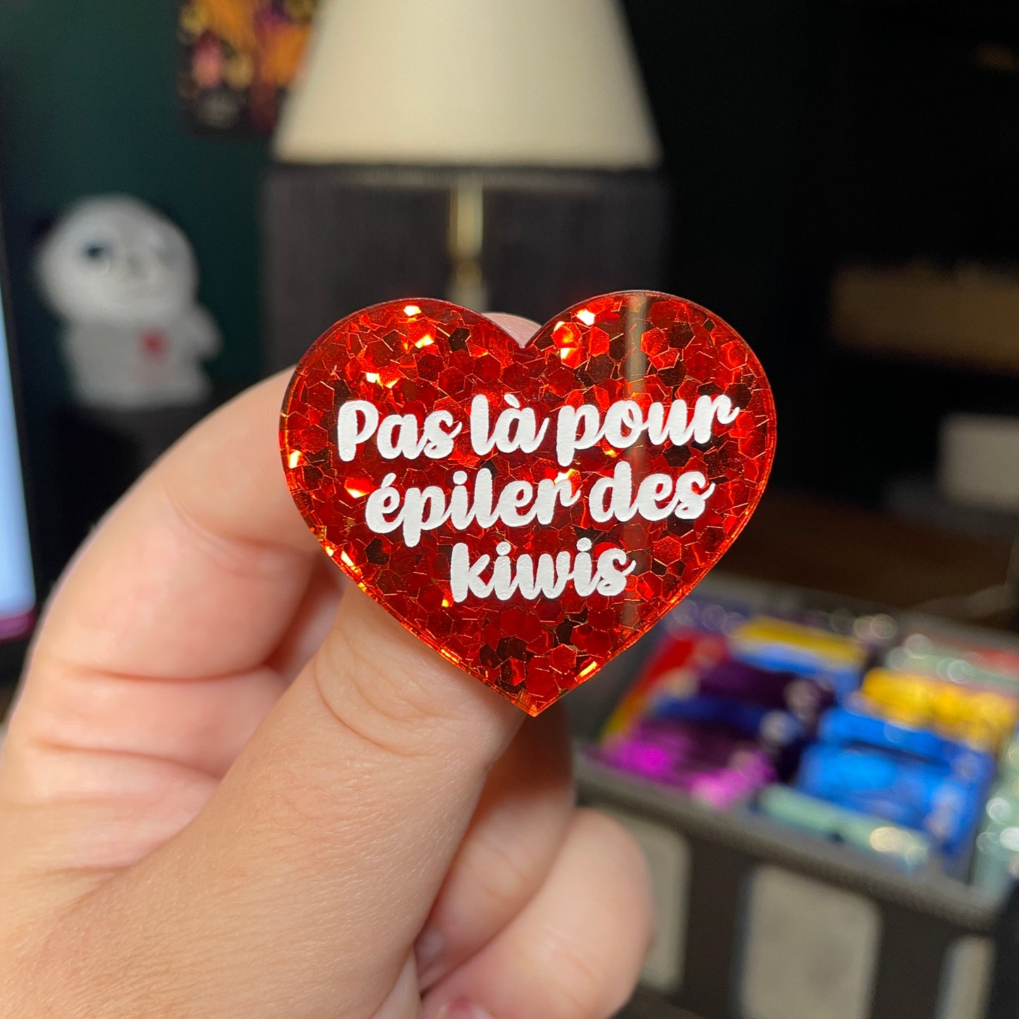 Broche "Pas là pour épiler des kiwis" en acrylique semi transparente avec des confettis rouges