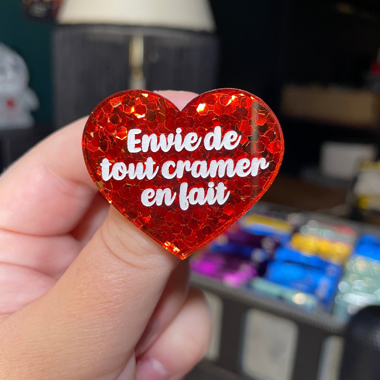 Broche "Envie de tout cramer en fait" en acrylique semi transparente avec des confettis rouges