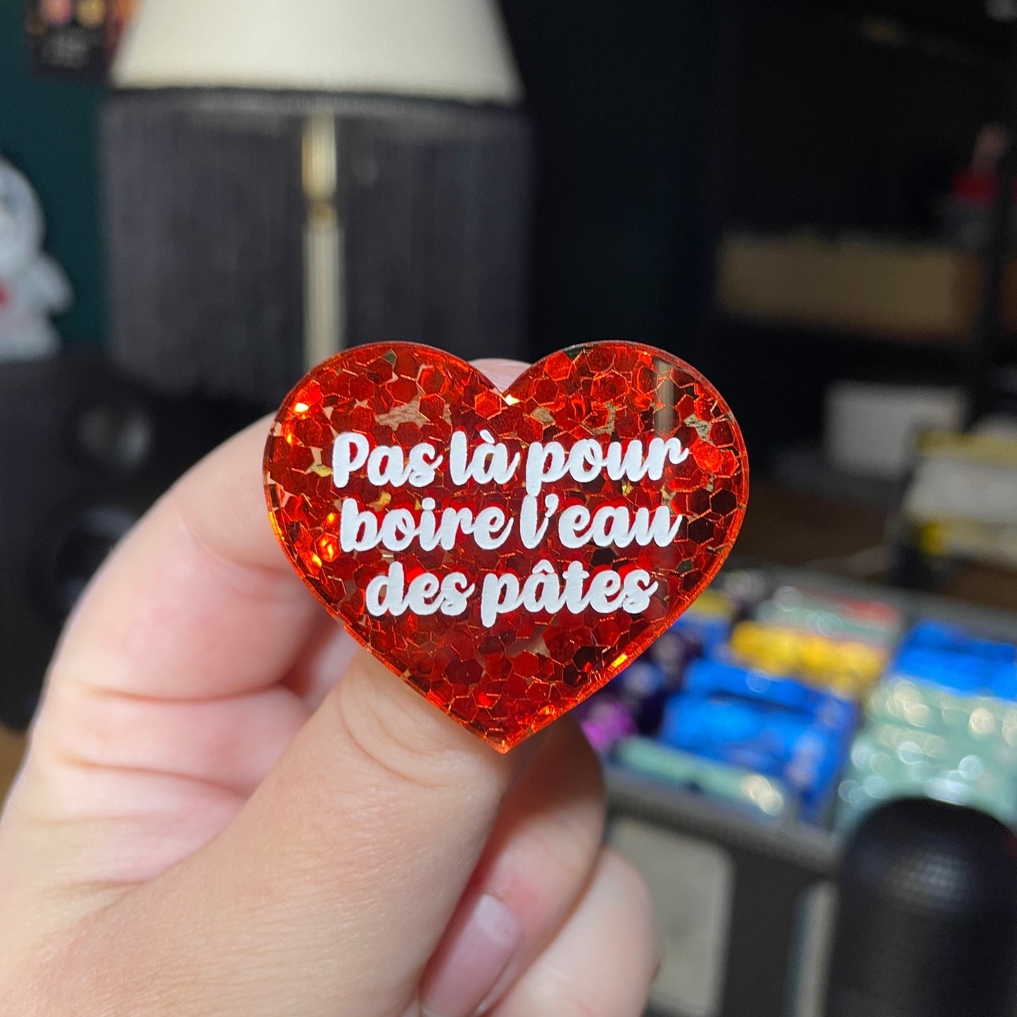 Broche "Pas là pour boire l'eau des pâtes" en acrylique semi transparente avec des confettis rouges