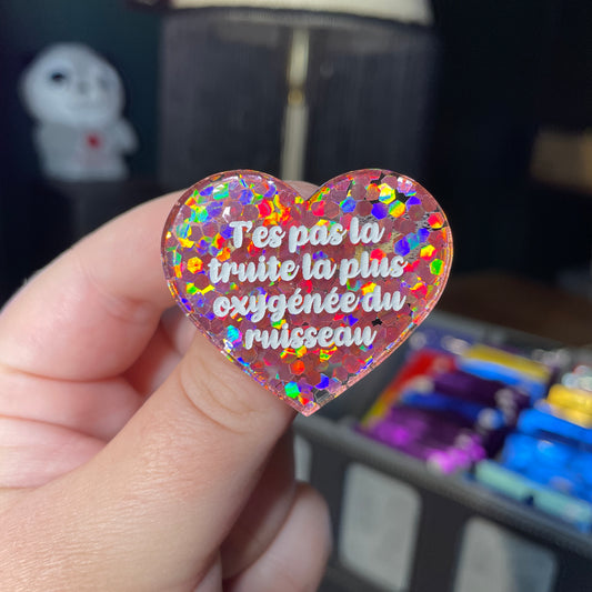 Broche "T'es pas la truite la plus oxygénée du ruisseau" en acrylique semi transparente avec des confettis corail