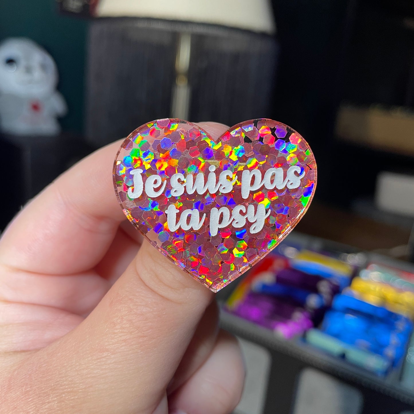 Broche "Je suis pas ta psy" en acrylique semi transparente avec des confettis corail