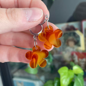 Petites boucles d'oreilles fleurs pendantes en acrylique marbrée caramel