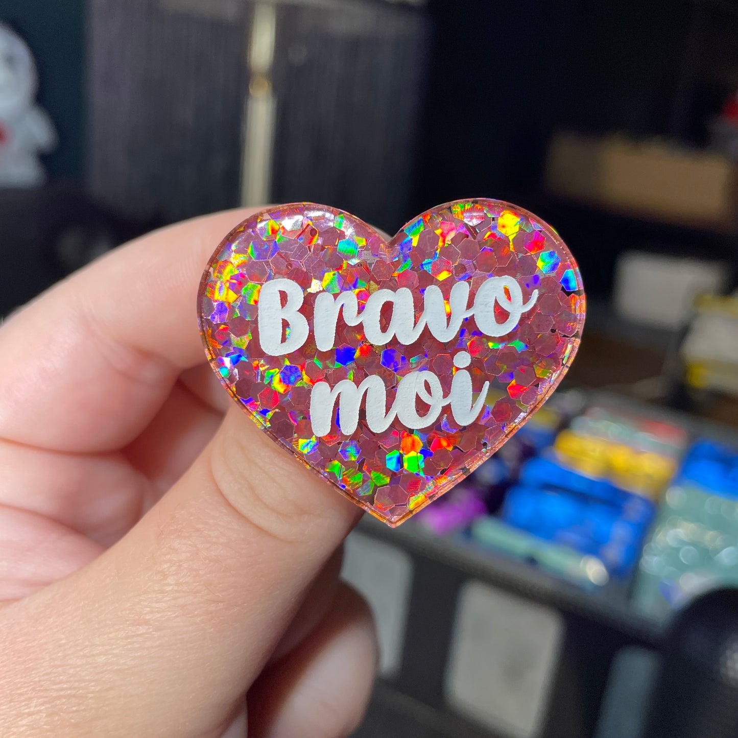 Broche "Bravo moi" en acrylique semi transparente avec des confettis corail