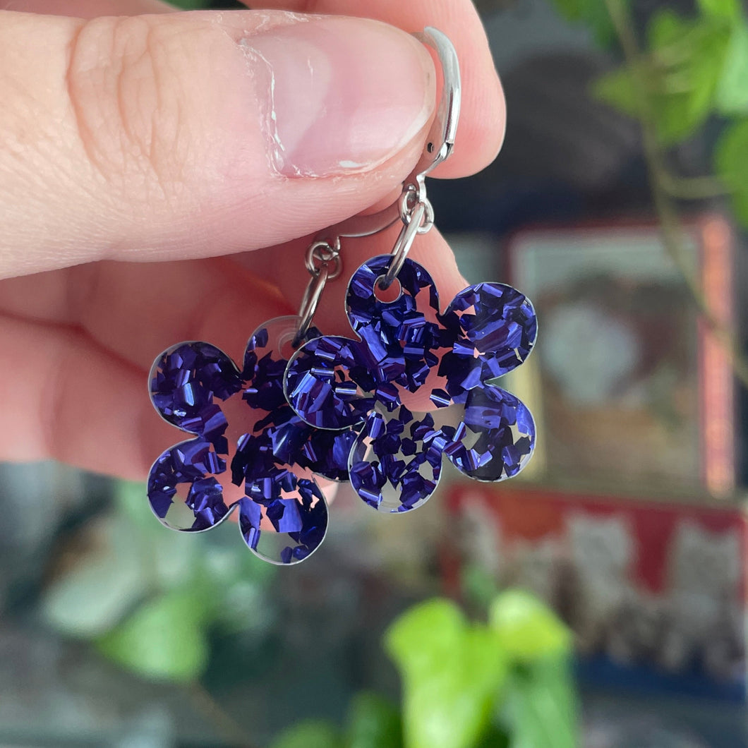 Petites boucles d'oreilles fleurs pendantes en acrylique transparente à confettis bleus/violets