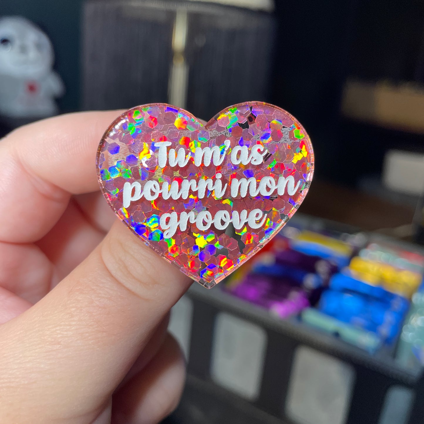 Broche "Tu m'as pourri mon groove" en acrylique semi transparente avec des confettis corail