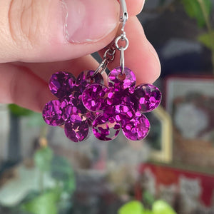 Petites boucles d'oreilles fleurs pendantes en acrylique transparente avec des confettis fuchsia