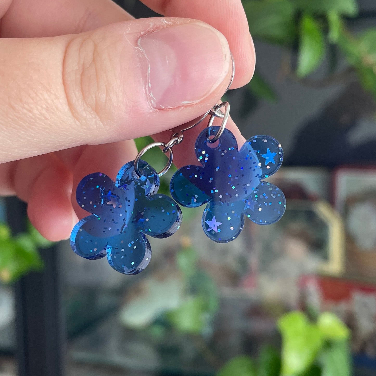 Petites boucles d'oreilles fleurs pendantes en acrylique transparente bleue avec des étoiles