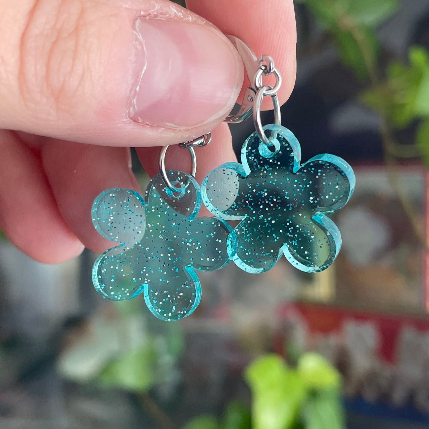 Petites boucles d'oreilles fleurs pendantes en acrylique transparente bleue