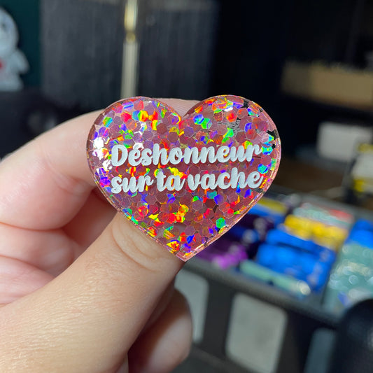 Broche "Déshonneur sur ta vache" en acrylique semi transparente avec des confettis corail
