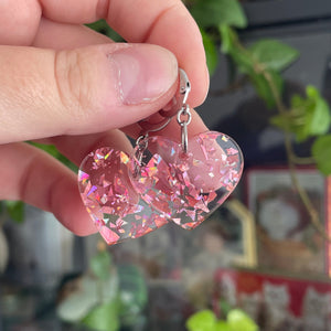 Petites boucles d'oreilles coeurs pendantes en acrylique transparente avec des éclats de confettis corail