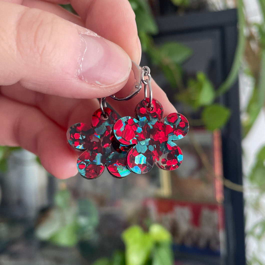Petites boucles d'oreilles fleurs pendantes en acrylique rouge et turquoise