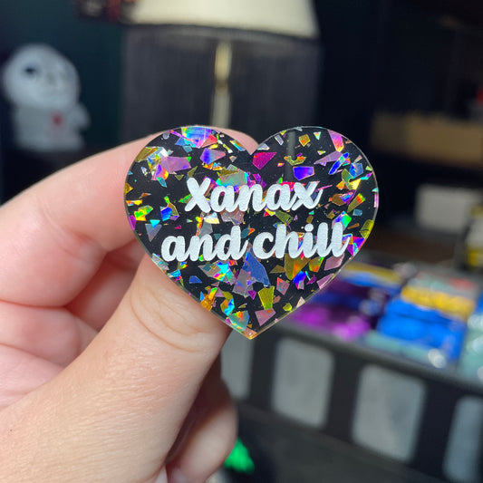 Broche "Xanax and chill" en acrylique noire avec des éclats de confettis multicolores