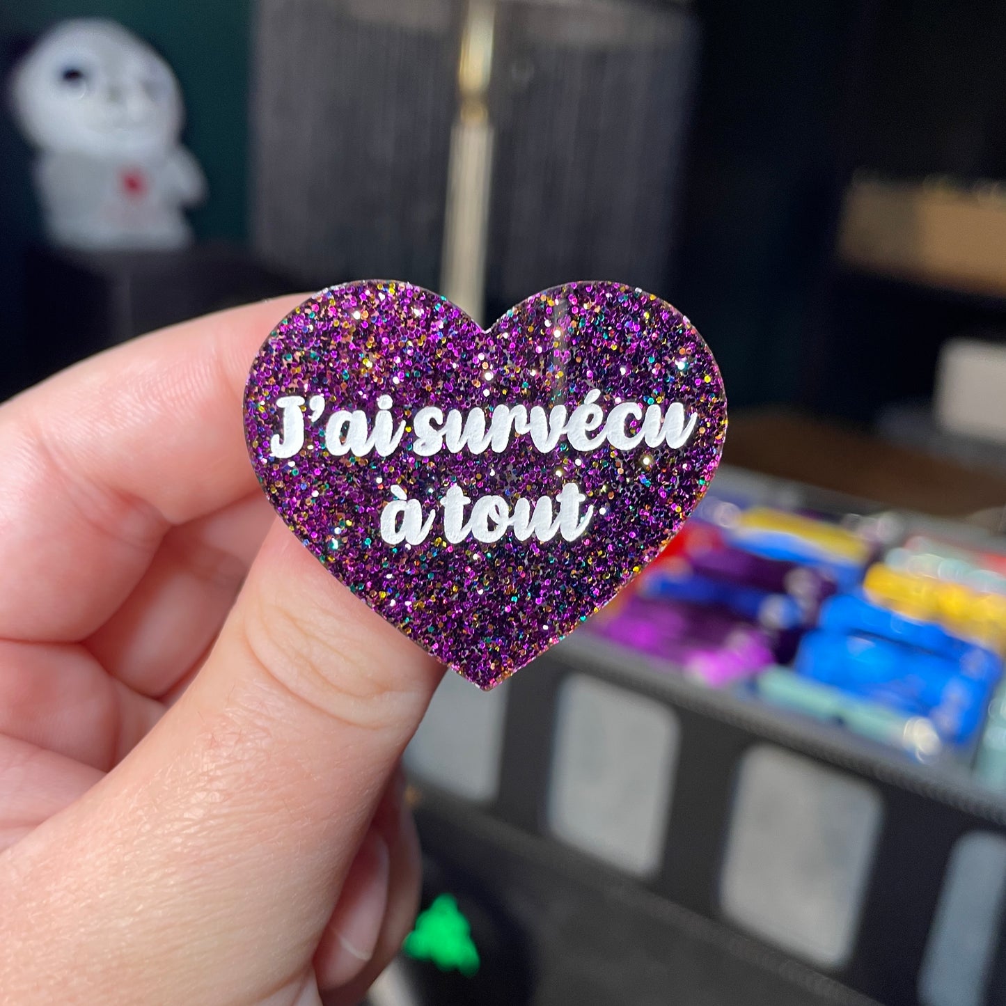 Broche "J'ai survécu à tout" en acrylique à paillettes violettes