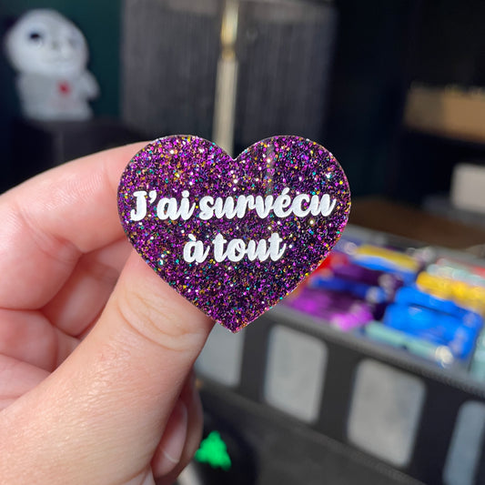Broche "J'ai survécu à tout" en acrylique à paillettes violettes