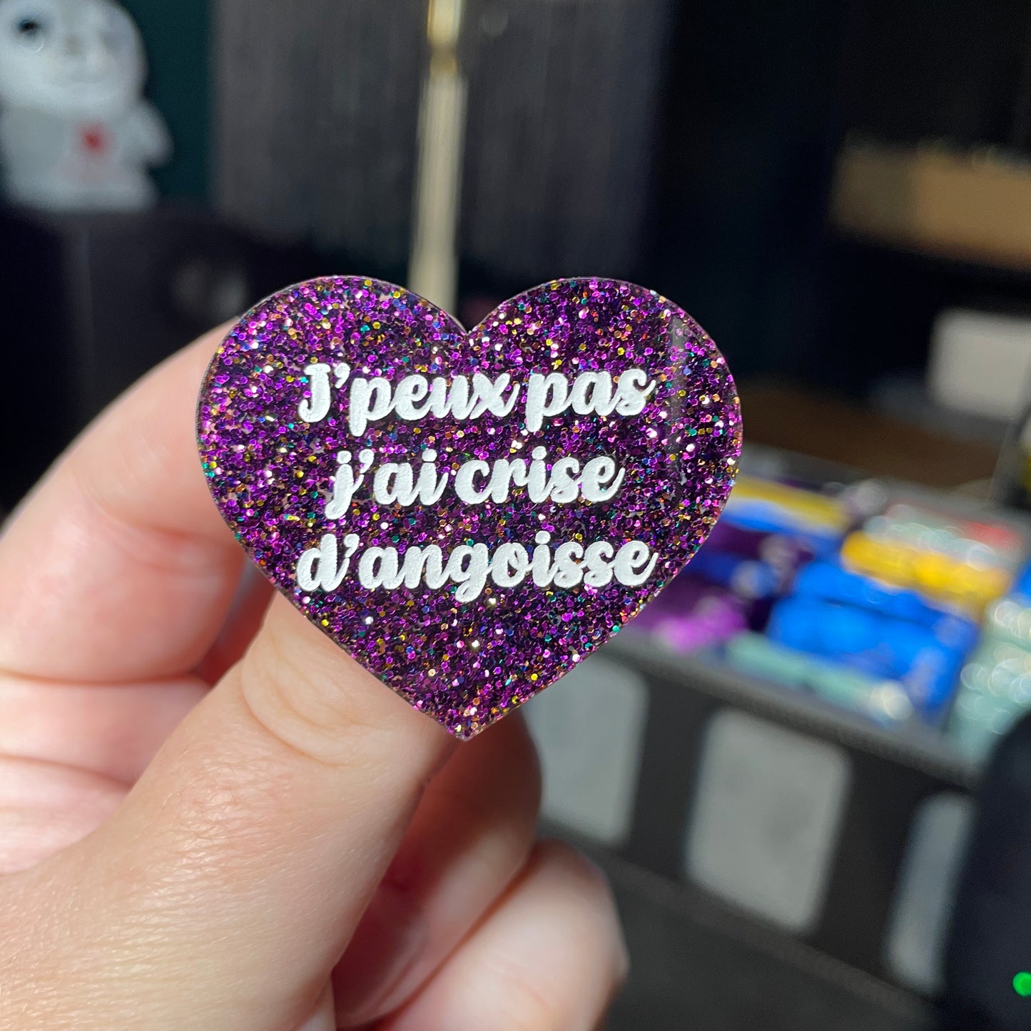 Broche "J'peux pas j'ai crise d'angoisse" en acrylique à paillettes violettes