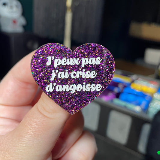 Broche "J'peux pas j'ai crise d'angoisse" en acrylique à paillettes violettes