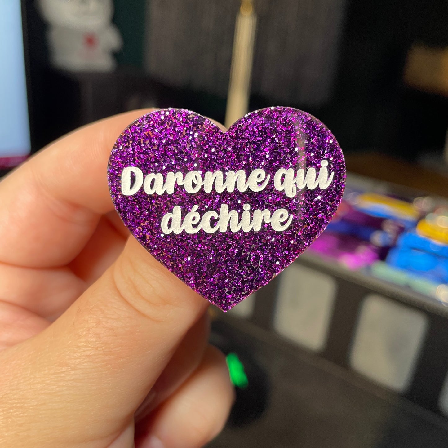 Broche "Daronne qui déchire" en acrylique à paillettes violettes