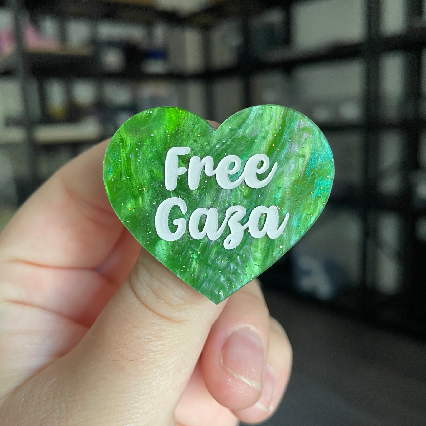 Broche "Free Gaza" en acrylique marbrée verte à paillettes