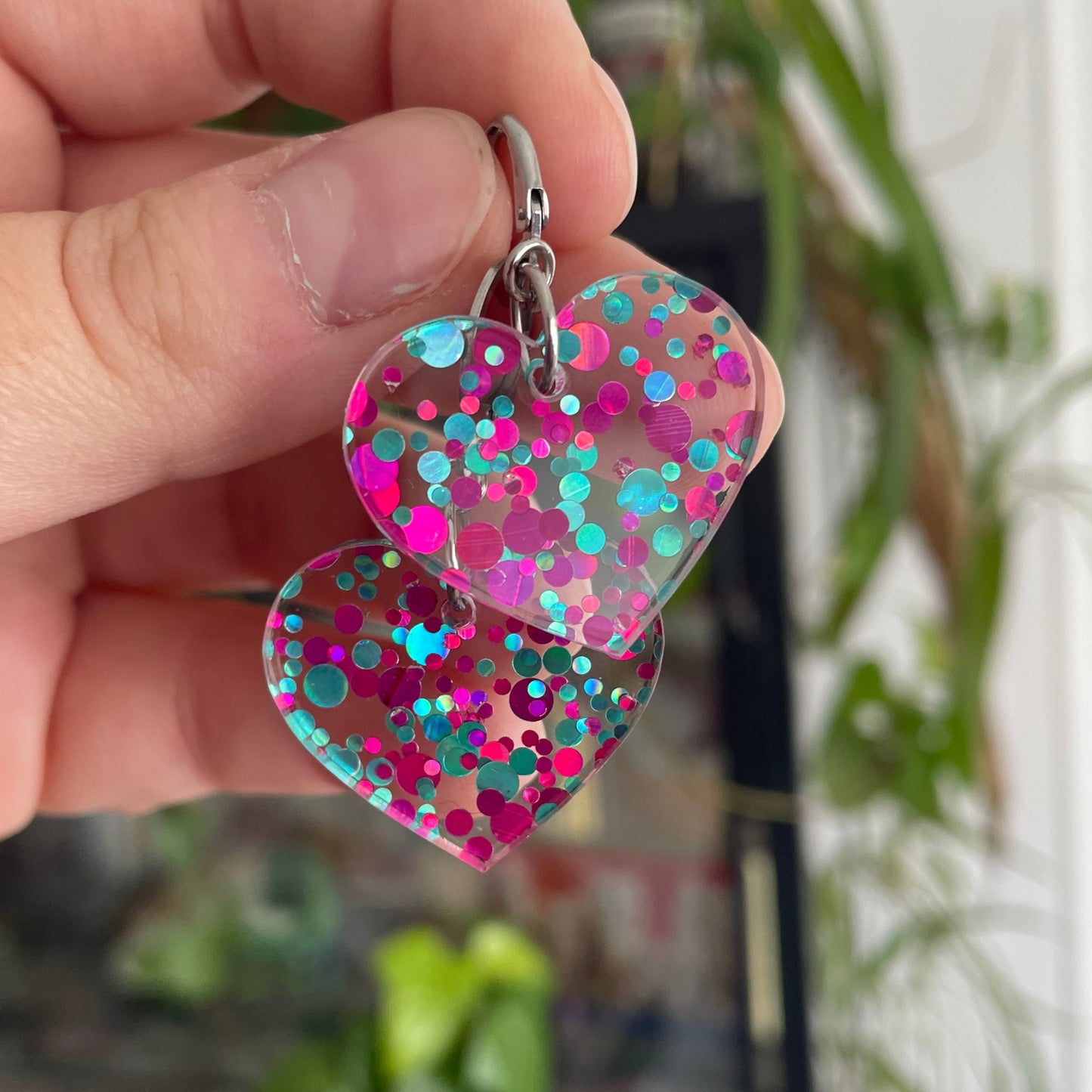 Petites boucles d'oreilles coeurs pendantes en acrylique transparente à pois bleus et roses