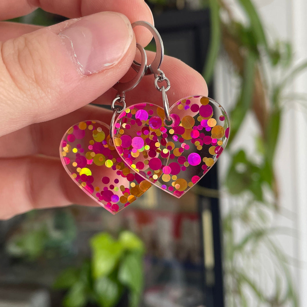 Petites boucles d'oreilles coeurs pendantes en acrylique transparente à pois jaunes et roses