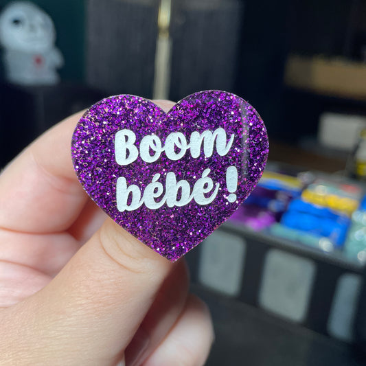 Broche "Boom bébé !" en acrylique à paillettes violettes