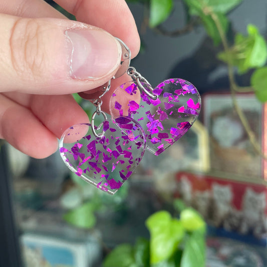 Petites boucles d'oreilles coeurs pendantes en acrylique transparente avec des éclats de confettis violets