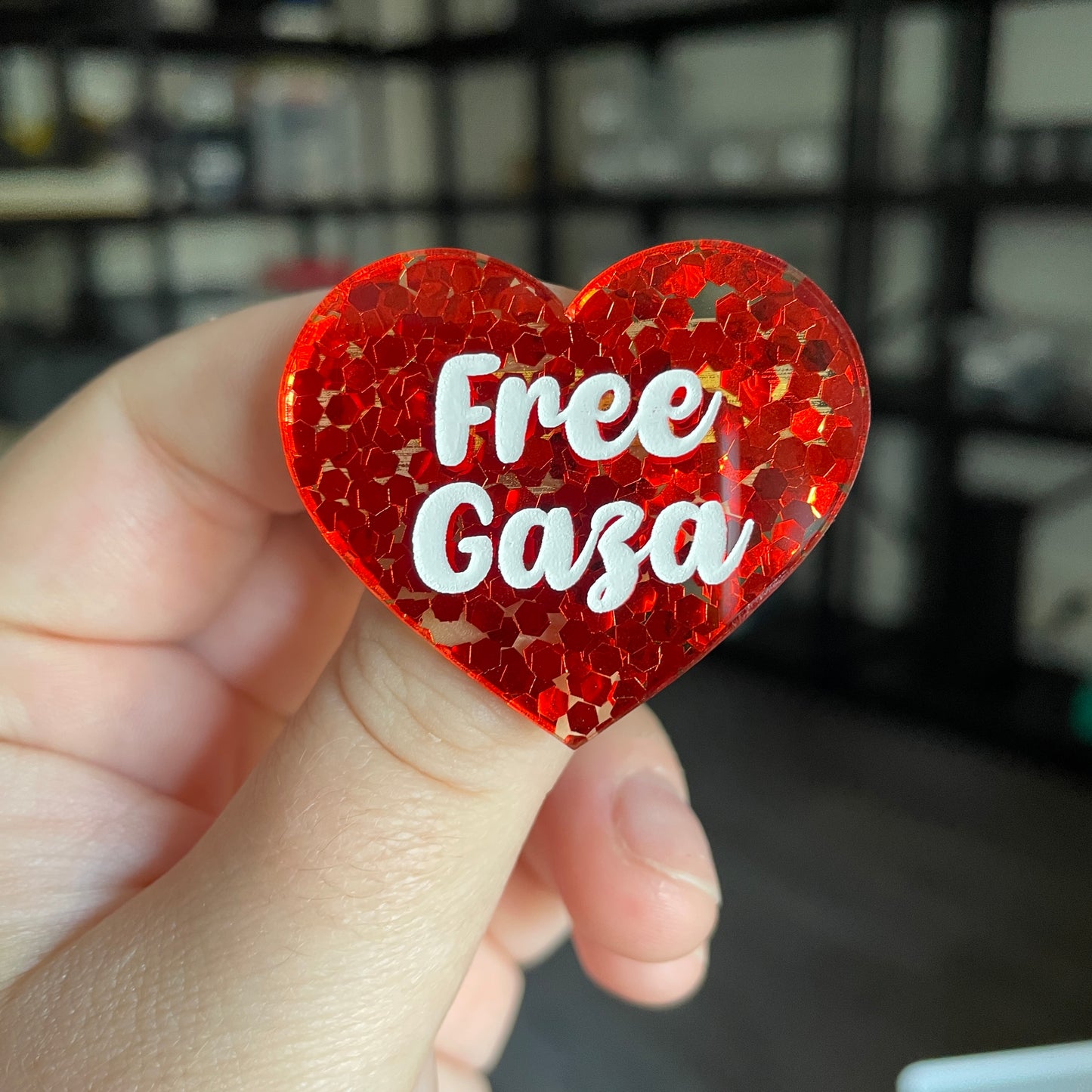 Broche "Free Gaza" en acrylique semi transparente avec des confettis rouges