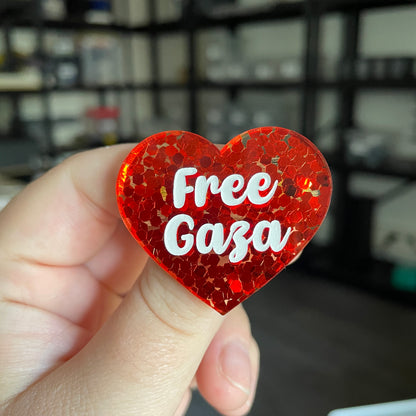 Broche "Free Gaza" en acrylique semi transparente avec des confettis rouges