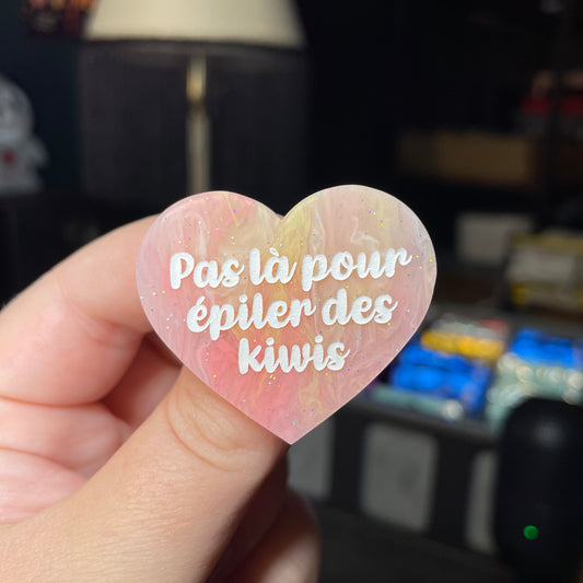 Broche "Pas là pour épiler des kiwis" en acrylique semi transparente marbrée corail, orange et jaune à paillettes