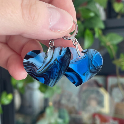 Petites boucles d'oreilles coeurs pendantes en acrylique marbrée bleue, noire, blanche et transparente