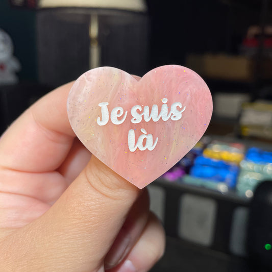 Broche "Je suis là" en acrylique semi transparente marbrée corail, orange et jaune à paillettes