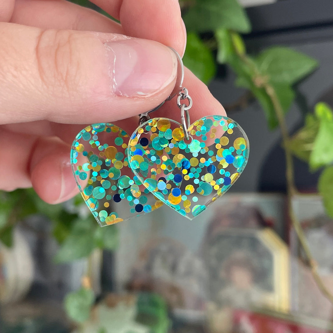 Petites boucles d'oreilles coeurs pendantes en acrylique transparente à pois bleus et jaunes