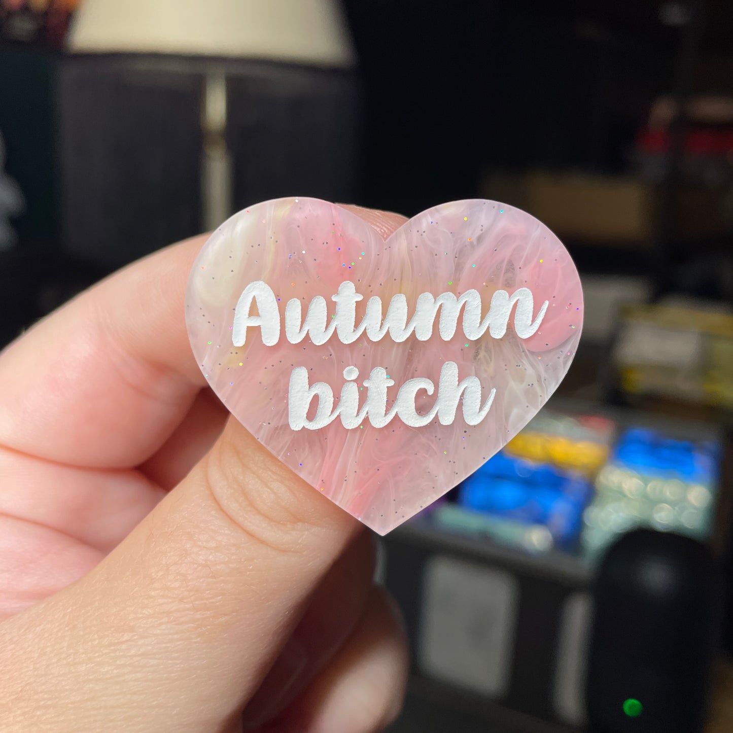 Broche "Autumn bitch" en acrylique semi transparente marbrée corail, orange et jaune à paillettes
