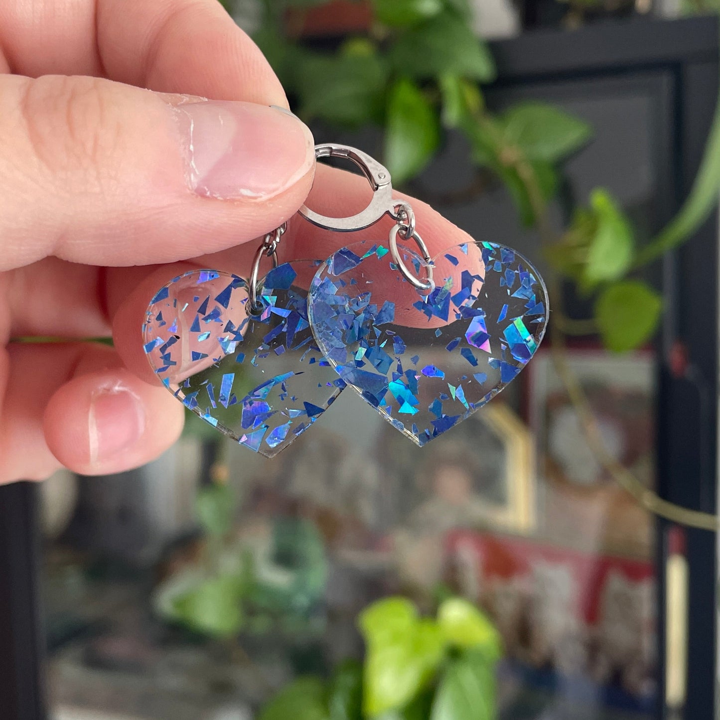 Petites boucles d'oreilles coeurs pendantes en acrylique transparente avec des éclats de confettis bleus