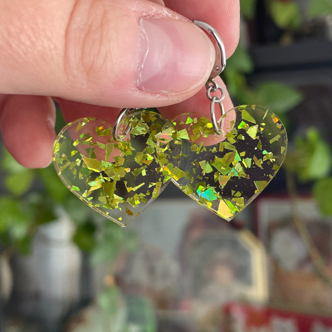 Petites boucles d'oreilles coeurs pendantes en acrylique transparente avec des éclats de confettis jaunes/verts