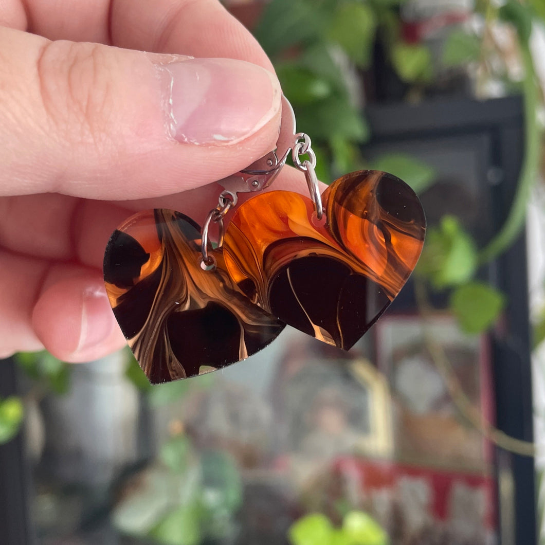 Petites boucles d'oreilles coeurs pendantes en acrylique marbrée orange, noire, blanche et transparente