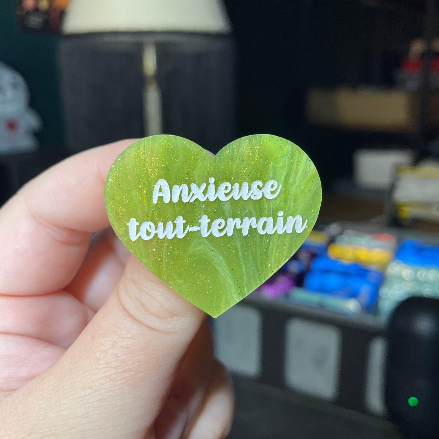 Broche "Anxieuse tout-terrain" en acrylique marbrée verte et dorée