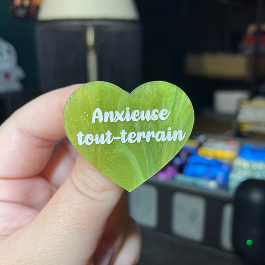 Broche "Anxieuse tout-terrain" en acrylique marbrée verte et dorée