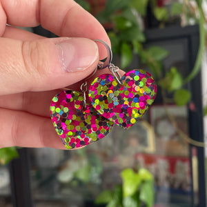 Petites boucles d'oreilles coeurs pendantes en acrylique transparente à pois verts et roses