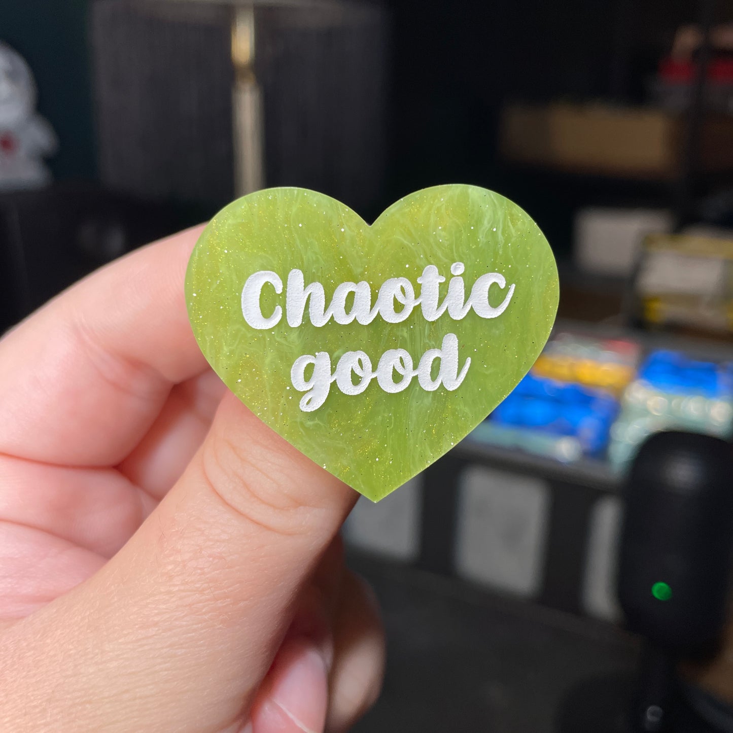 Broche "Chaotic good" en acrylique marbrée verte et dorée