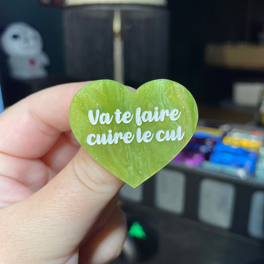 Broche "Va te faire cuire le cul" en acrylique marbrée verte et dorée