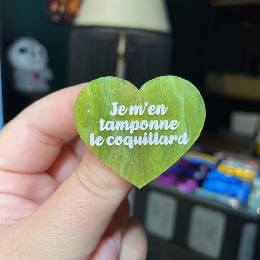 Broche "Je m'en tamponne le coquillard" en acrylique marbrée verte et dorée
