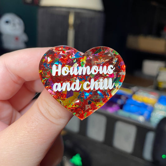 Broche "Houmous and chill" en acrylique transparente avec des éclats de confettis rouges et multicolores