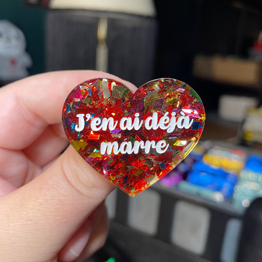 Broche "J'en ai déjà marre" en acrylique transparente avec des éclats de confettis rouges et multicolores