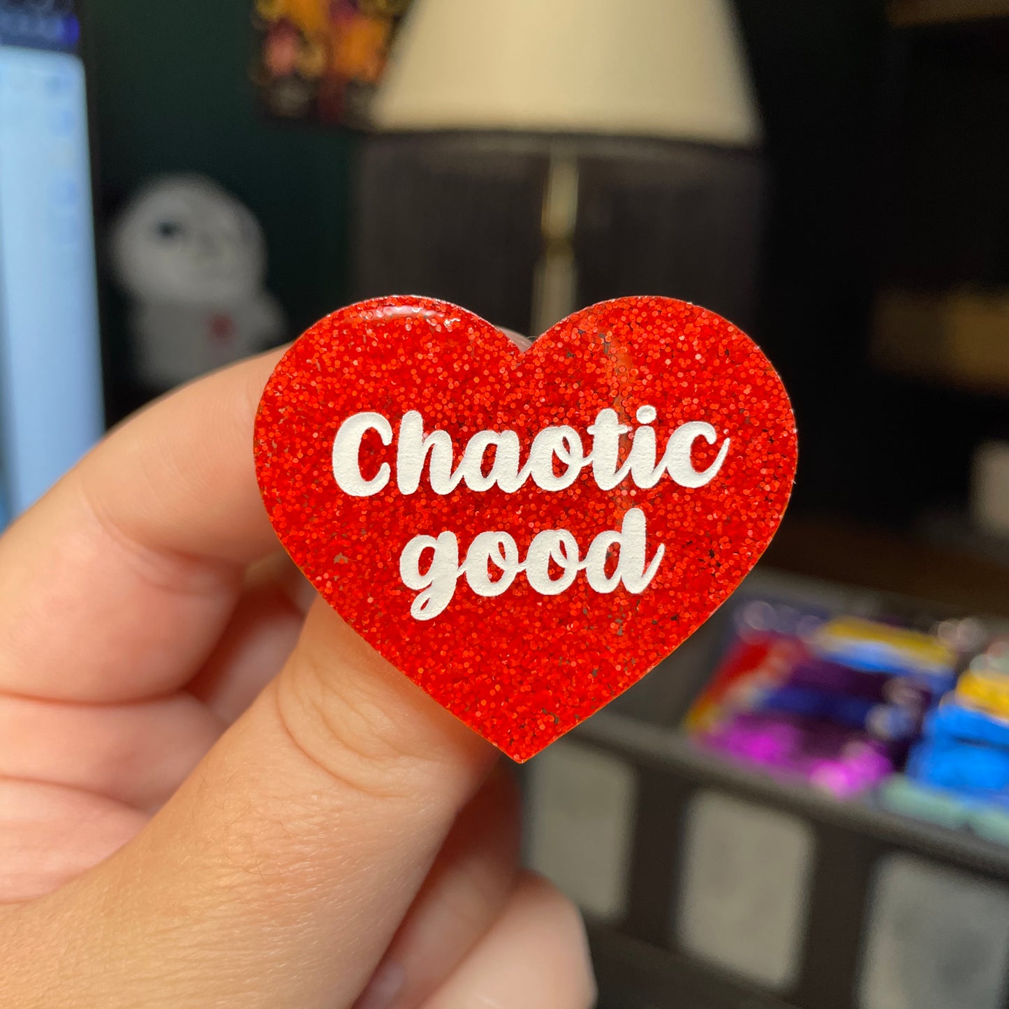 Broche "Chaotic good" en acrylique à paillettes oranges