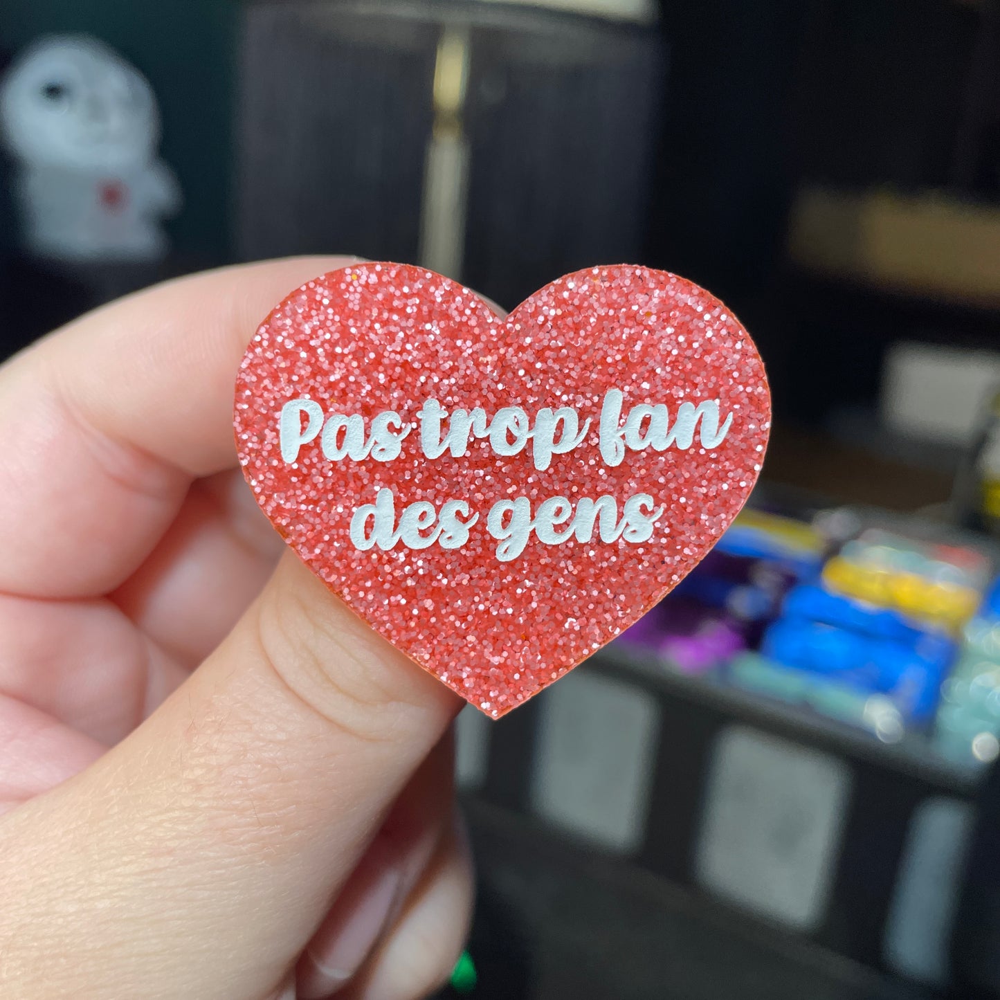 Broche "Pas trop fan des gens" en acrylique à paillettes roses
